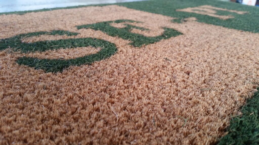 Lavorazione a mano di un intarsio nel laboratorio Intarsia Carpets